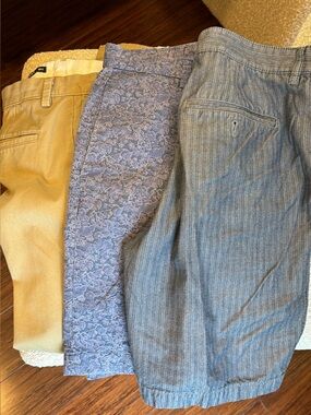 Bundle of 3 - Men's khakis and shorts, sz 33 waist